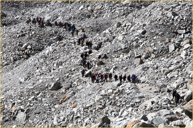 33.5Dll*c0272Crowds(7.5x5,cpywrt)